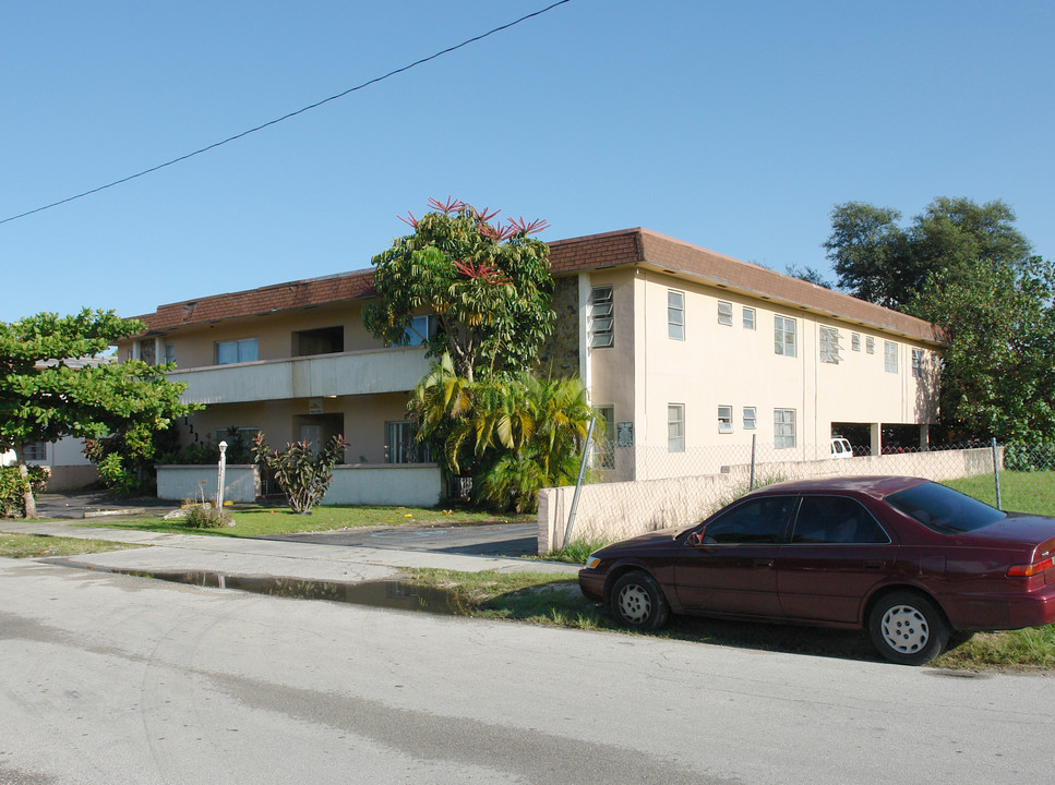 1237 NE 128th St in Miami, FL - Foto de edificio