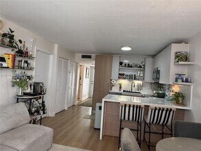 1666 West Ave, Unit 305 in Miami Beach, FL - Foto de edificio - Building Photo