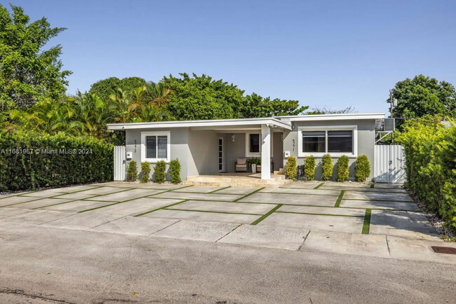5271 NW 4th Terrace in Miami, FL - Building Photo - Building Photo