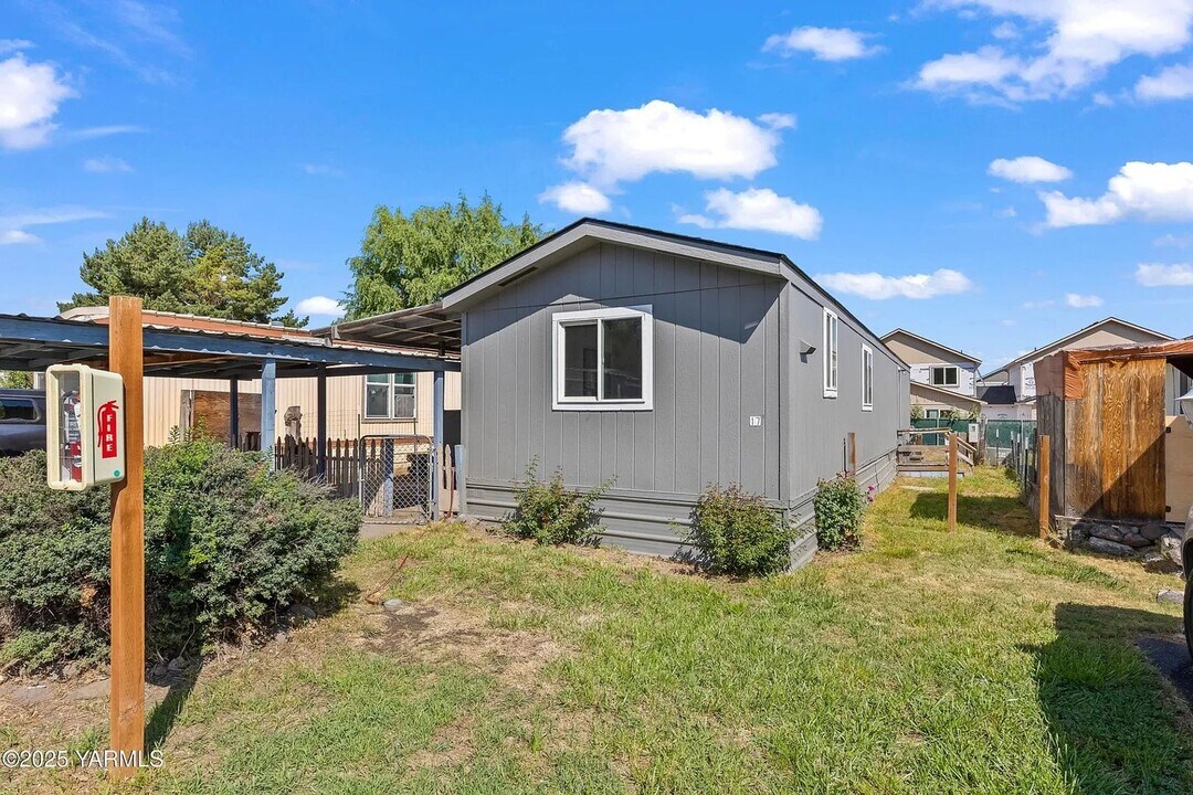 4803 W Ahtanum Rd in Yakima, WA - Building Photo