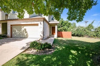 2410 Great Oaks Dr in Round Rock, TX - Building Photo - Building Photo