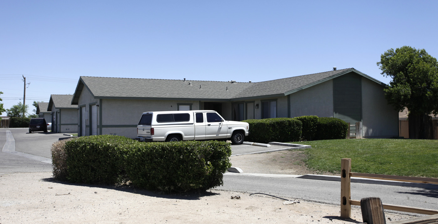 15636 Sequoia Ave in Hesperia, CA - Building Photo