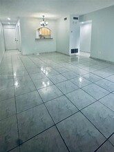 8101 SW 73rd Ave in Miami, FL - Foto de edificio - Building Photo
