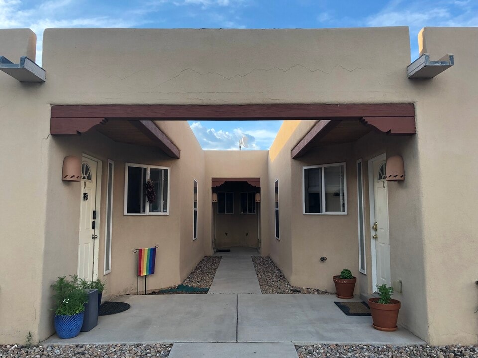 1220 Senda Del Valle in Santa Fe, NM - Building Photo