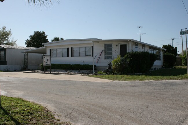 Lake Blue Mobile Home Park in Auburndale, FL - Foto de edificio - Building Photo