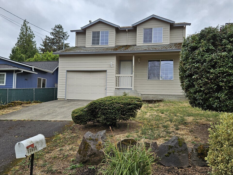 12825 SE 26th Ave in Milwaukie, OR - Building Photo