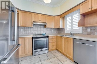 2045 Rochester Cir in Oakville, ON - Building Photo - Building Photo