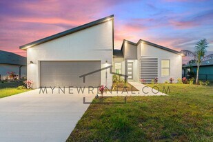 3327 Trapper Ln in North Port, FL - Building Photo