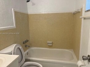 75 Fairway Dr in Miami Springs, FL - Building Photo - Building Photo