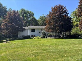 112 Old Farm Rd in Fayetteville, NY - Building Photo