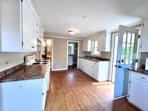 25 Golden Hill St in Naugatuck, CT - Building Photo - Building Photo
