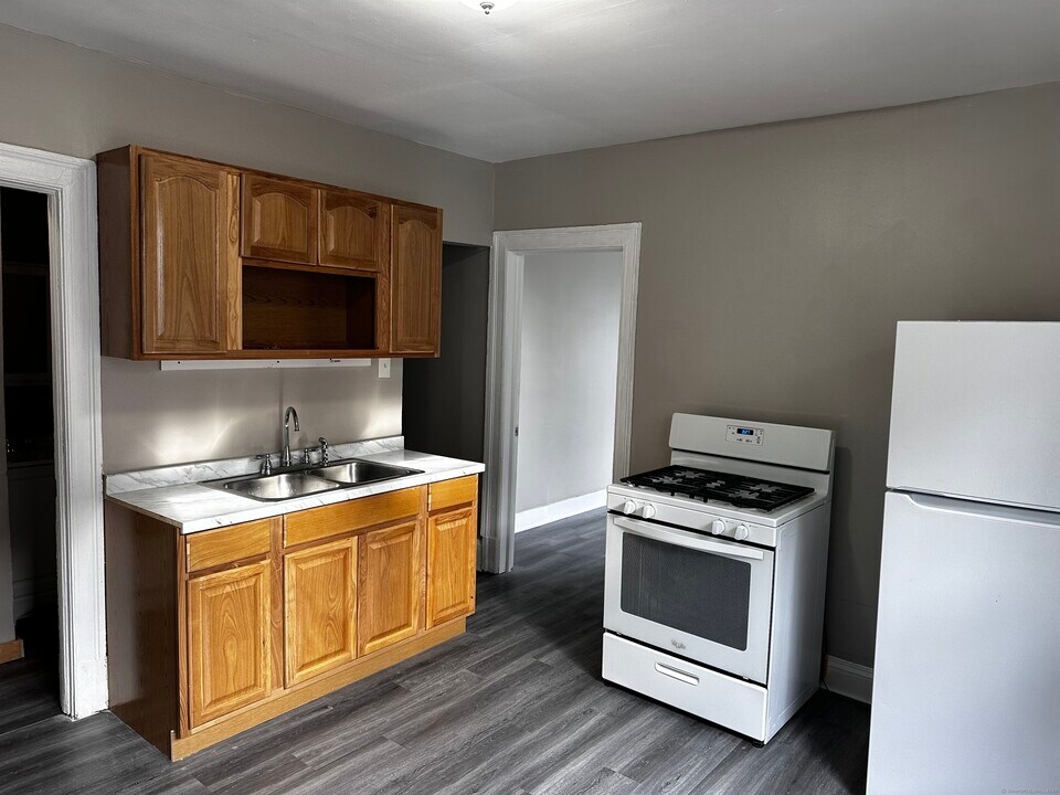 19 Colonial St in Hartford, CT - Building Photo