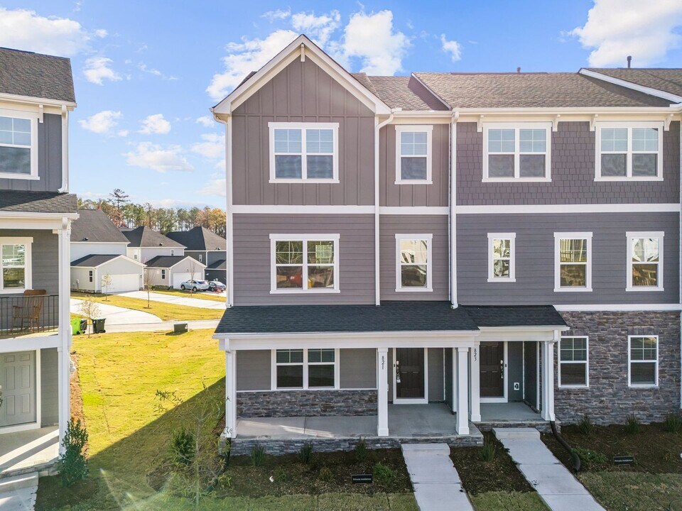 827 Basswood Gln Trl in Knightdale, NC - Foto de edificio