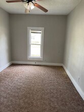 1224 N Cottonwood St in Iola, KS - Building Photo - Building Photo