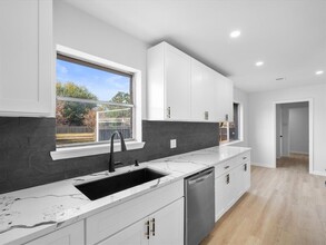5762 Birdwood Rd in Houston, TX - Building Photo - Building Photo