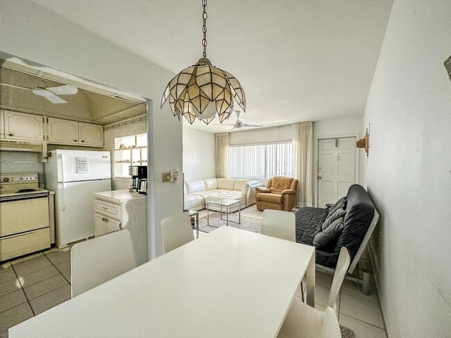 3280 Lake Osborne Dr, Unit 207 in Lake Worth Beach, FL - Foto de edificio - Building Photo