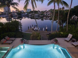 377 Pirates Bight in Naples, FL - Building Photo