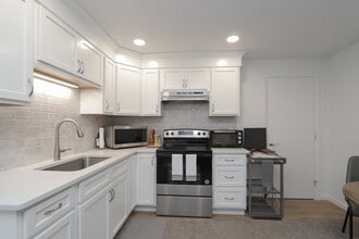 159 Redfern Dr, Unit 2 in Longmeadow, MA - Foto de edificio - Building Photo