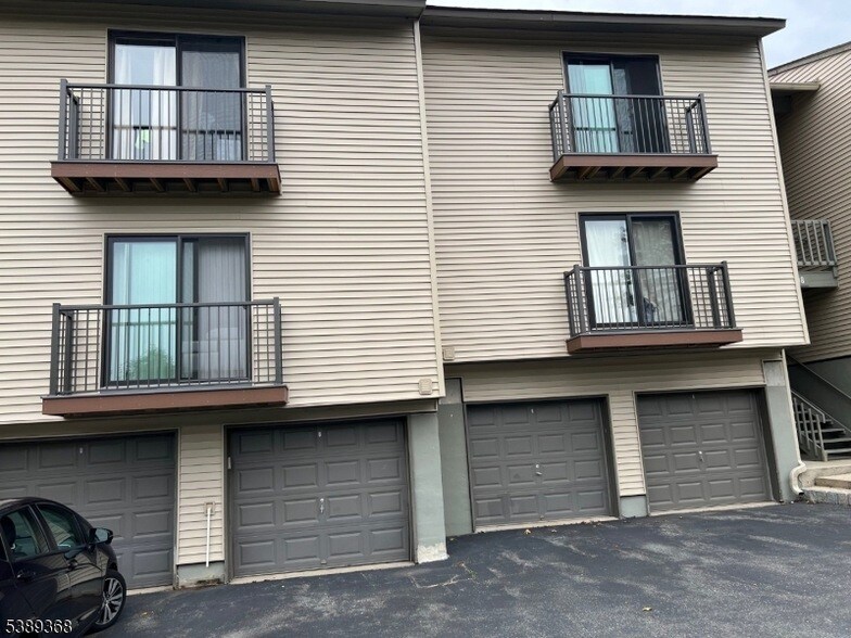 606 Spruce Hills Dr in Glen Gardner, NJ - Building Photo