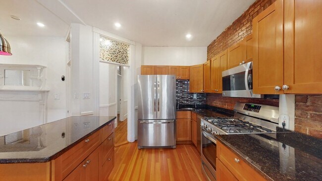 126 Day St, Unit #2 in Boston, MA - Foto de edificio - Building Photo