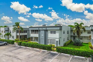 560 Capri Ln in Delray Beach, FL - Building Photo