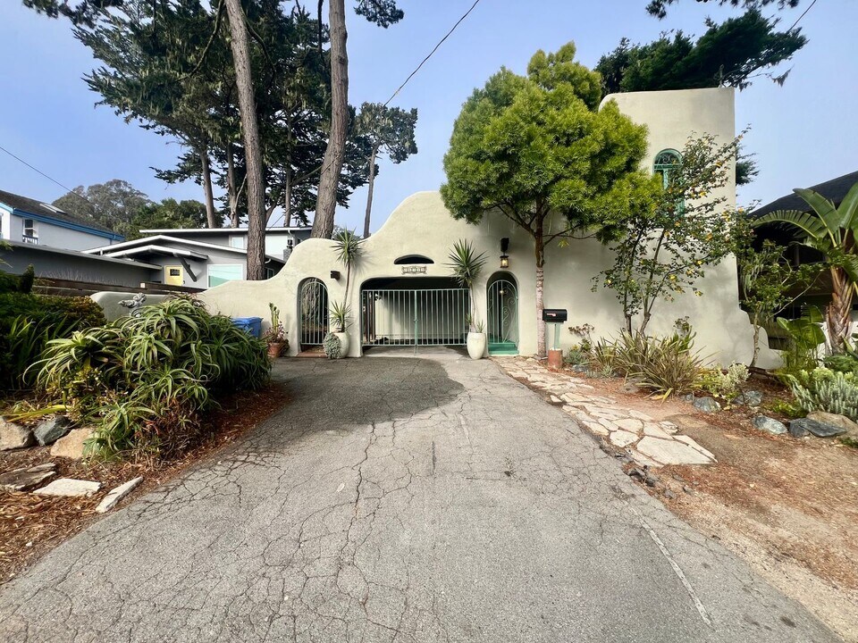 671 Taylor St in Monterey, CA - Building Photo