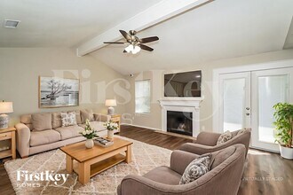 6104 Skylark Ln in Watauga, TX - Foto de edificio - Building Photo