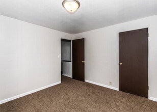 2124 Grant St, Unit Remodeled 2 bed 1 bath in Bettendorf, IA - Foto de edificio - Building Photo