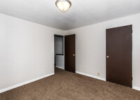 2124 Grant St, Unit Remodeled 2 bed 1 bath in Bettendorf, IA - Building Photo - Building Photo