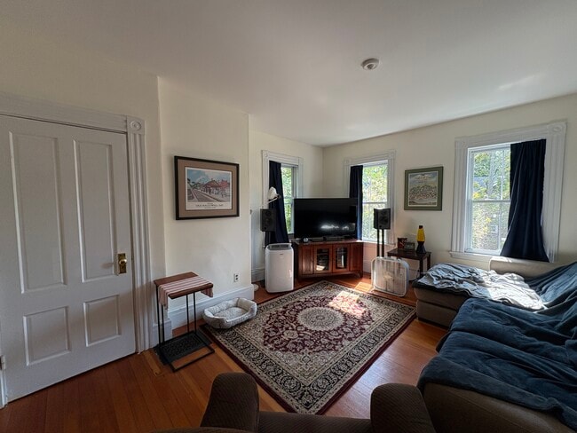 106 Harvard St, Unit 2 in Newton, MA - Foto de edificio - Building Photo