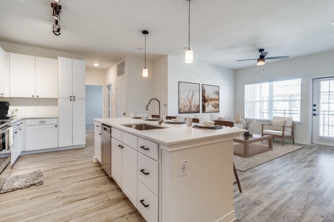 Residence at Gateway Village in Denison, TX - Foto de edificio - Building Photo
