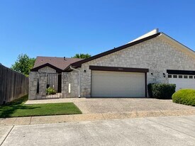 1801 Woodstone Dr in Kerrville, TX - Building Photo