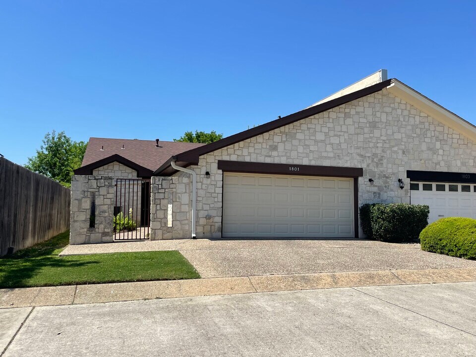 1801 Woodstone Dr in Kerrville, TX - Building Photo