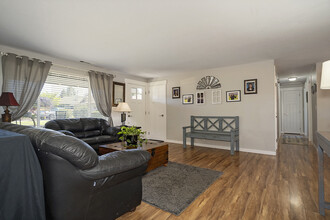 2241 Gardendale Cir in Medford, OR - Foto de edificio - Building Photo