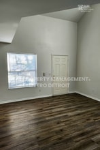 1005 N Main St in Clawson, MI - Building Photo - Building Photo