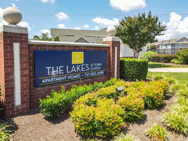THE LAKES AT TOWN CENTER in Hampton, VA - Foto de edificio - Building Photo