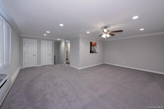 17 Dunstan Pl in Coram, NY - Building Photo - Building Photo