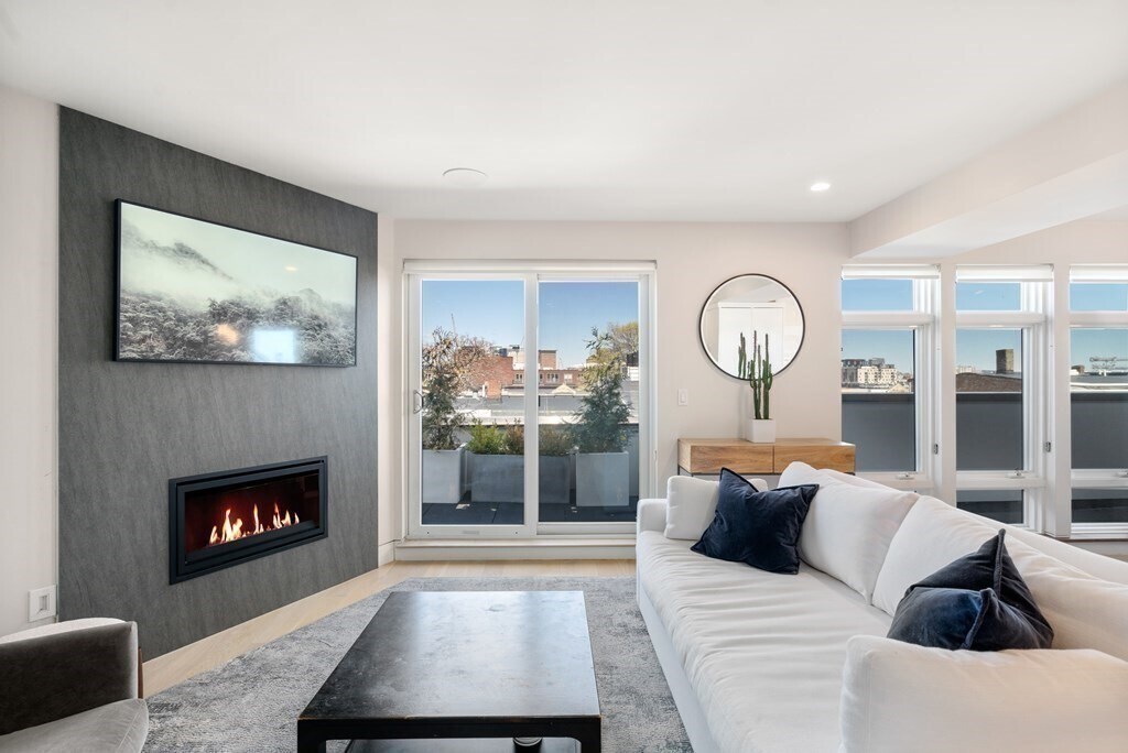 105 W 3rd St, Unit 5 in Boston, MA - Building Photo
