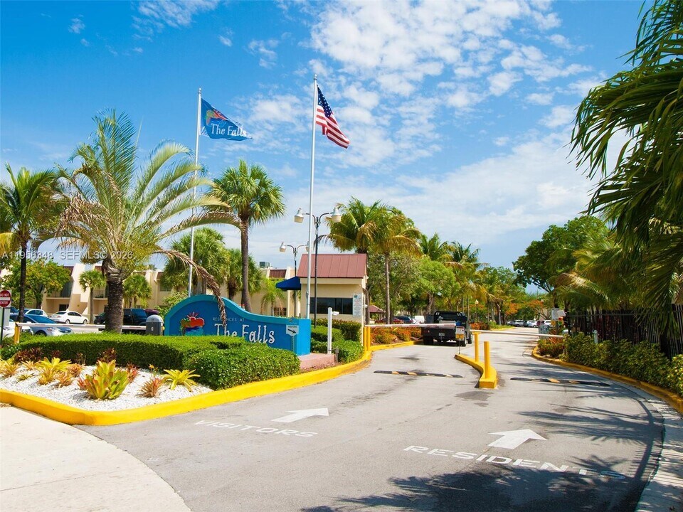 13901 SW 90th Ave in Miami, FL - Building Photo