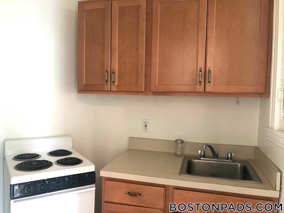 137 Park Dr in Boston, MA - Building Photo