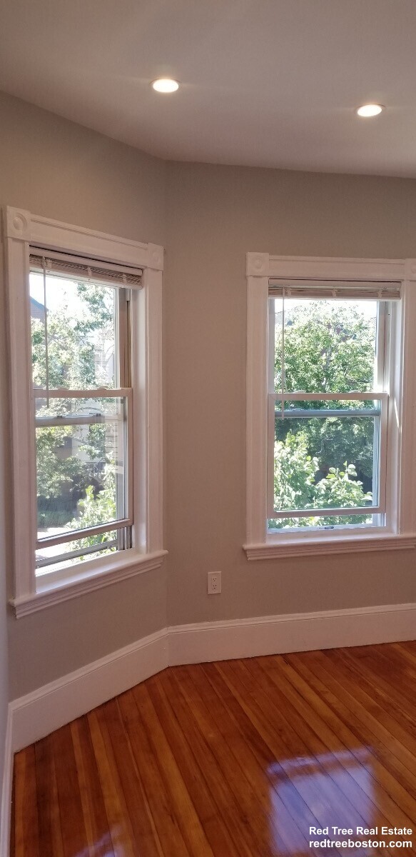 11 Rosemary St, Unit 3 in Boston, MA - Building Photo - Building Photo