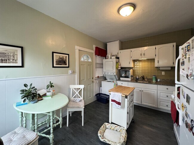 56 Beacon St, Unit 2 in Somerville, MA - Building Photo - Building Photo
