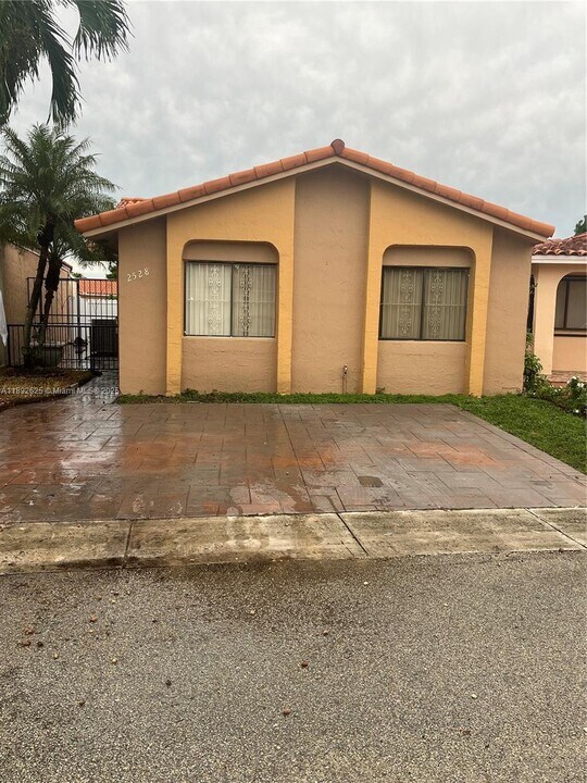2528 W 65th St in Hialeah, FL - Building Photo