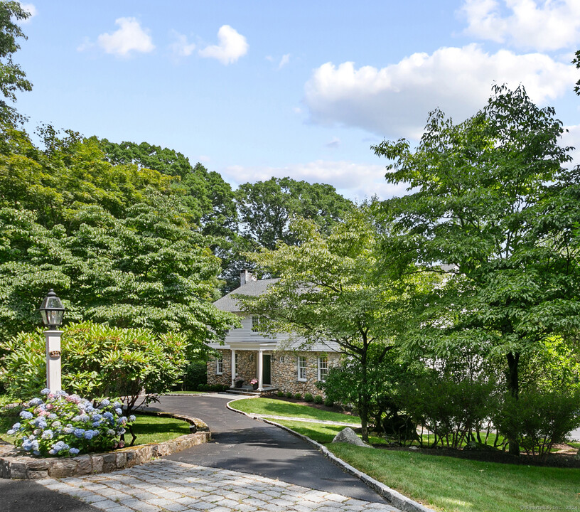 321 Frogtown Rd in New Canaan, CT - Building Photo