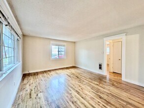 1808 SE Sherrett St in Portland, OR - Building Photo - Building Photo