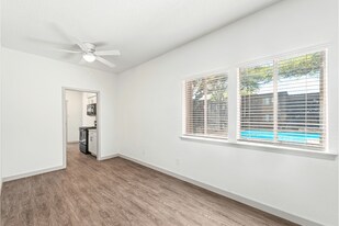 Oaks at Spring Valley in Richardson, TX - Building Photo