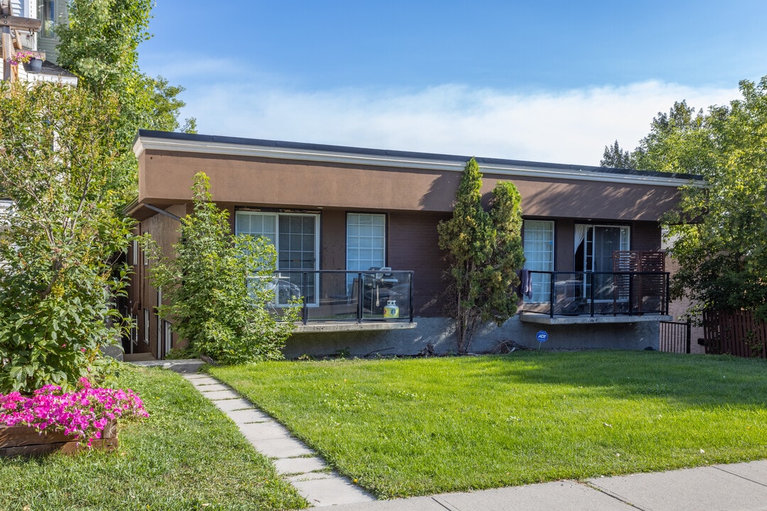 118 38A Av SW in Calgary, AB - Building Photo