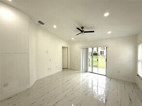 8989 NW 53rd St in Sunrise, FL - Building Photo - Building Photo