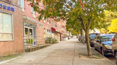 35-06 Leavitt St in Flushing, NY - Foto de edificio - Building Photo