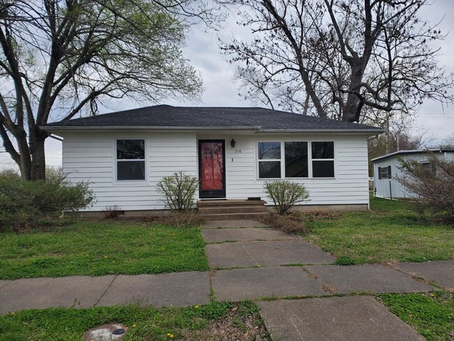 218 Miami St in Burlington, KS - Foto de edificio - Building Photo